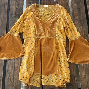 Floral bell sleeved velvet blouse